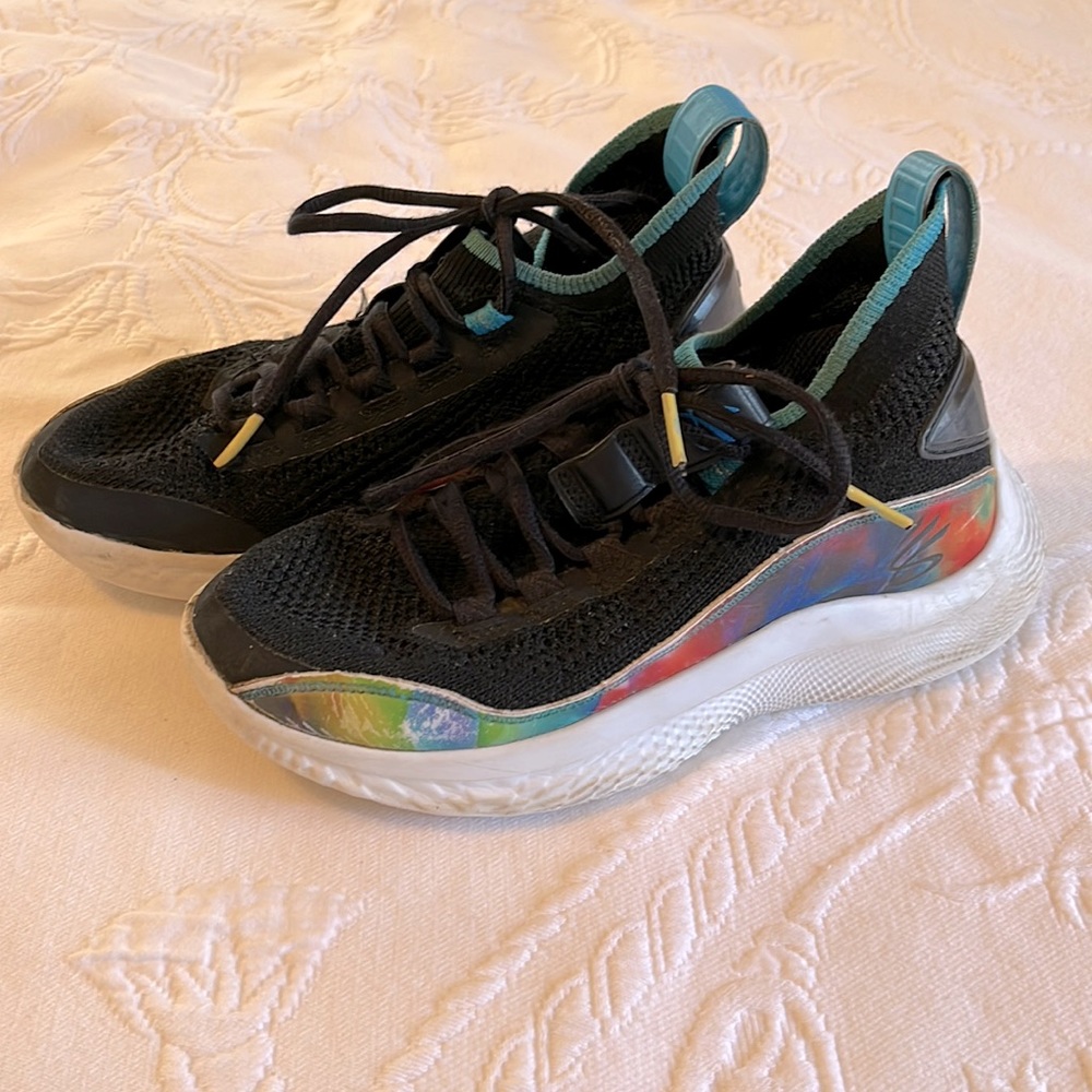 Under Armor - CURRY BBall shoe Youth size 4.